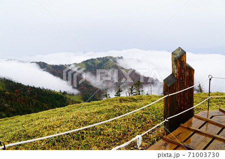 四国　雨の剣山山頂 71003730