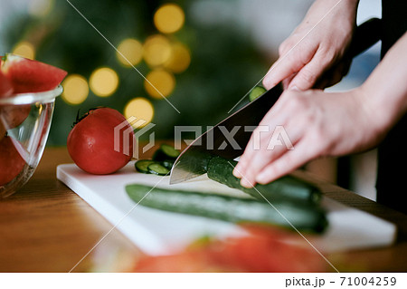 リビングで野菜をカットする女性 リビングで野菜をカットする女性 71004259