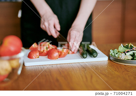 リビングで野菜をカットする女性 リビングで野菜をカットする女性 71004271