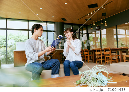 プレゼントを手にとる男性 プレゼントを手にとる男性 71004433