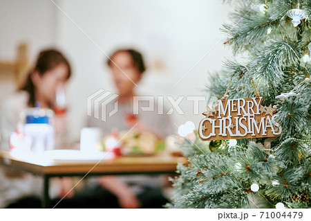 リビングに飾られたクリスマスツリー リビングに飾られたクリスマスツリー 71004479