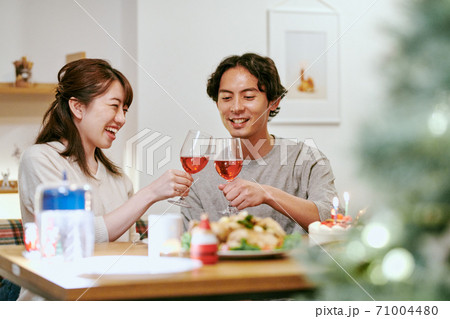 ワインで乾杯する男性と女性 ワインで乾杯する男性と女性 71004480