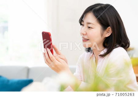 スマホを見ているミドル女性 71005263