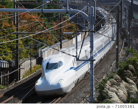 新幹線N700S J3編成と紅葉 大津市石山付近にて 新幹線N700S J3編成と紅葉 大津市石山付近にて 71005381