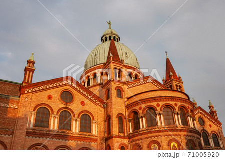 Saint Anthony of Padua church in Vienna, sunset Saint Anthony of Padua church in Vienna, sunset 71005920