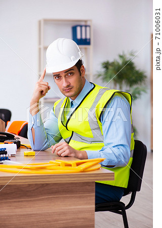 Young male architect working in the office 71006031