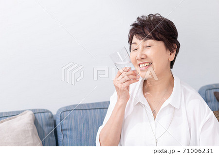 美味しい水を飲む女性 美味しい水を飲む女性 71006231