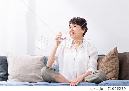 美味しい水を飲む女性 美味しい水を飲む女性 71006239