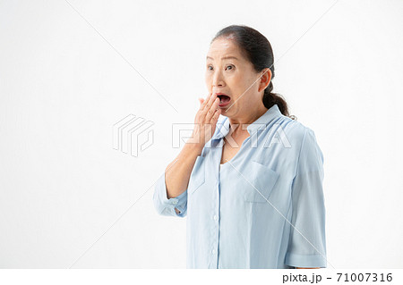 驚くシニア女性 驚くシニア女性 71007316