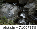 川と岩 71007358