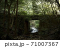 山道に掛る橋 71007367