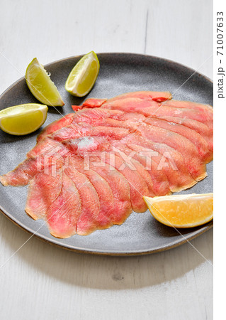 Smoked thin slices of salmon fillet 71007633