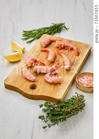 Frozen unpeeled shrimp tails Frozen unpeeled shrimp tails 71007655