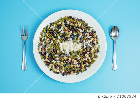 Organic mixed Beans; Green, Black, Red, White and Chick pea on plate Organic mixed Beans; Green, Black, Red, White and Chick pea on plate 71007974