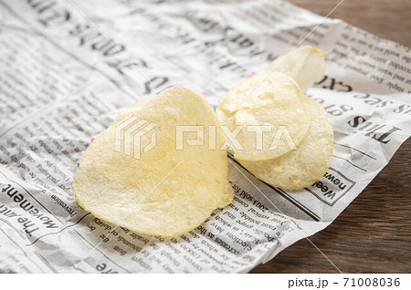 紙の上のポテトチップス 紙の上のポテトチップス 71008036