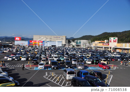 青空と駐車場 71008538