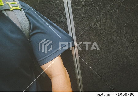 エレベーターの扉に洋服が挟まる 71008790