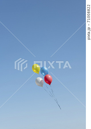 青空に浮かぶ青と黄色と白と赤い風船 青空に浮かぶ青と黄色と白と赤い風船 71008822