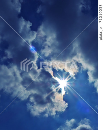 雲間に射す太陽4縦 71010058