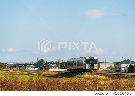 田園風景を走る陸羽東線の列車 宮城県大崎市 田園風景を走る陸羽東線の列車 宮城県大崎市 71010456