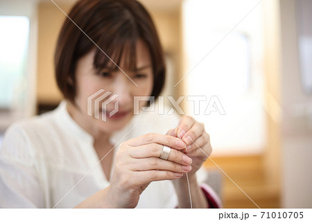 糸通しする女性 71010705