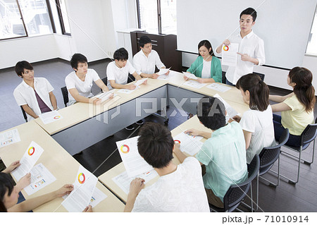 グループディスカッションする学生 71010914
