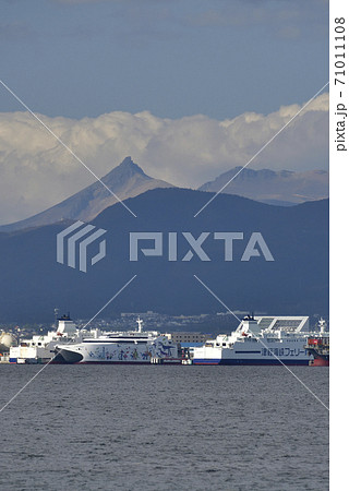 秋の北海道函館市函館港フェリーターミナルと駒ヶ岳の遠景を撮影 71011108