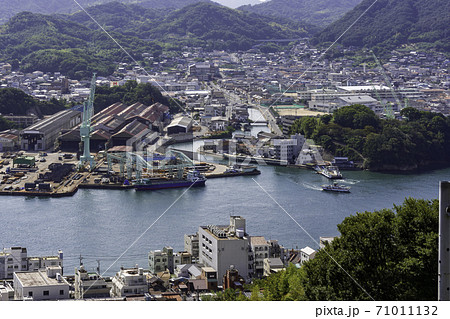 向島の町並みと尾道水道 広島県尾道市 向島の町並みと尾道水道 広島県尾道市 71011132