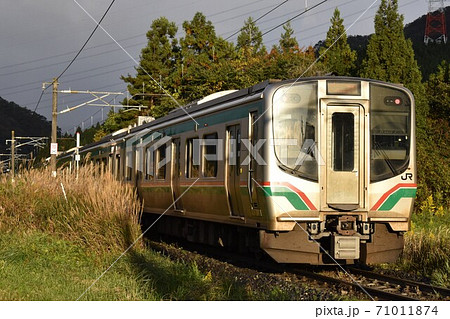 仙山線の森林区間をゆくE721系電車 71011874