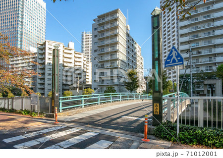 東京都品川区の目黒川に掛かる森永橋 71012001