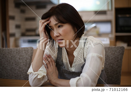 家事に疲れた女性 家事に疲れた女性 71012166