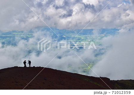 雲がかかる山への登山、山頂 71012359