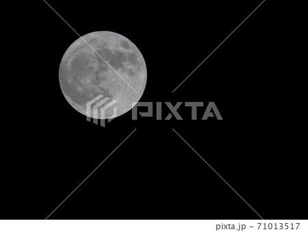 日本の横浜都市景観 ハロウィンの満月。10月31日のハロウィンが満月になるのは46年ぶり=31日 日本の横浜都市景観 ハロウィンの満月。10月31日のハロウィンが満月になるのは46年ぶり=31日 71013517