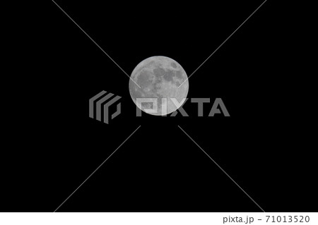 日本の横浜都市景観 ハロウィンの満月。10月31日のハロウィンが満月になるのは46年ぶり=31日 日本の横浜都市景観 ハロウィンの満月。10月31日のハロウィンが満月になるのは46年ぶり=31日 71013520