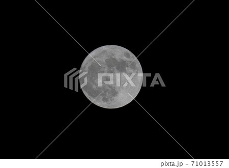 日本の横浜都市景観 ハロウィンの満月。10月31日のハロウィンが満月になるのは46年ぶり＝31日 71013557