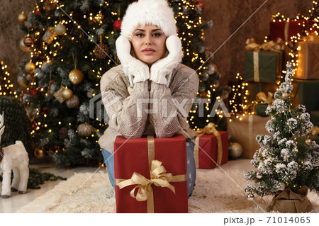 Young woman in winter clothes over lights background-season, christmas, holidays and people concept - Young woman in winter clothes over lights background-season, christmas, holidays and people concept - 71014065