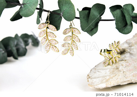 beautiful earrings in shape of branch with pink gemstones  71014114