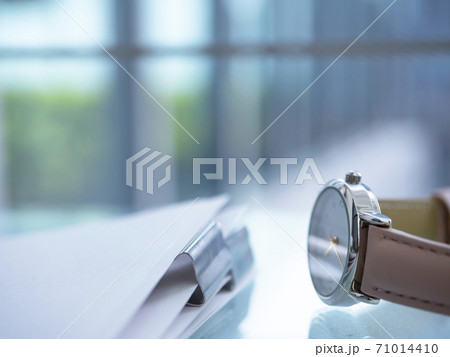 ビジネスイメージ・書類・女性 ビジネスイメージ・書類・女性 71014410