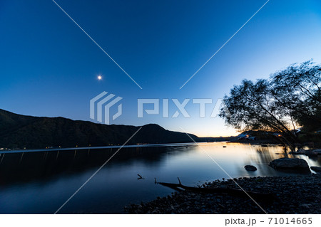 西湖湖畔の夕暮れ 西湖湖畔の夕暮れ 71014665