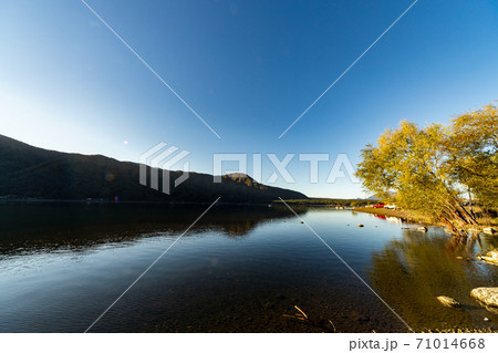 西湖湖畔の夕方 西湖湖畔の夕方 71014668