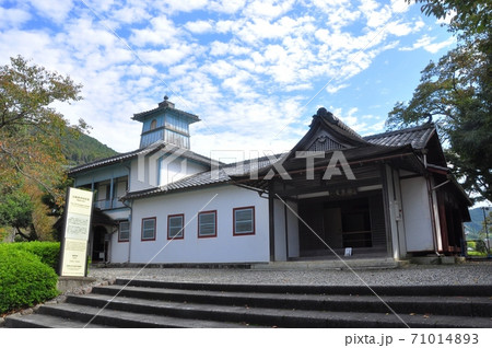 滋賀県　安土町文芸の郷　旧柳原学校校舎と秋晴れの空 71014893