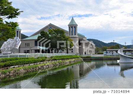 滋賀県　安土町文芸の郷　あづちマリエートと池 71014894
