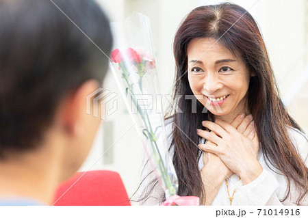 感激する女性 感激する女性 71014916