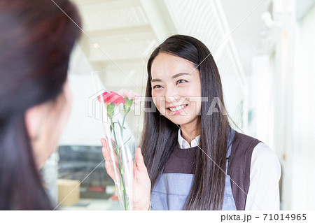 喜ぶ女性 喜ぶ女性 71014965