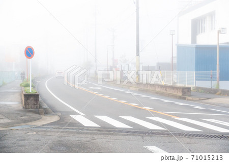 霧に包まれた景色の写真。迷いのイメージ。 霧に包まれた景色の写真。迷いのイメージ。 71015213