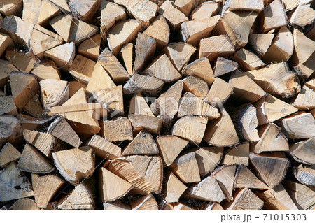 View of a woodpile, ends of pieces of wood 71015303