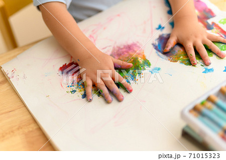 絵の具遊び 71015323