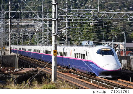 上越新幹線の高架区間をゆくE2系 上越新幹線の高架区間をゆくE2系 71015765