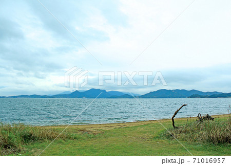 【香川】豊島　曇天の瀬戸内海　波打ち際 71016957
