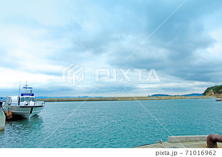 【香川】曇天の豊島　唐櫃港に着岸した高速船と瀬戸内海　 71016962